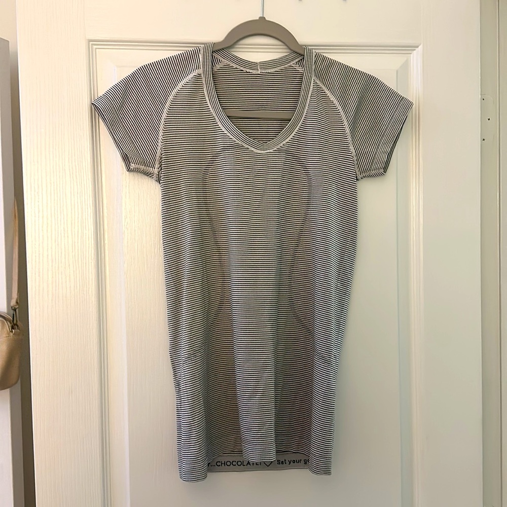 Lululemon short sleeve scoop neck fitness shirt. Size 6.